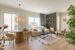 Salón luminoso de apartamento turístico en Barcelona con decoración moderna, optimizado por un fotógrafo de Airbnb para aumentar reservas.