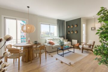 Salón luminoso de apartamento turístico en Barcelona con decoración moderna, optimizado por un fotógrafo de Airbnb para aumentar reservas.