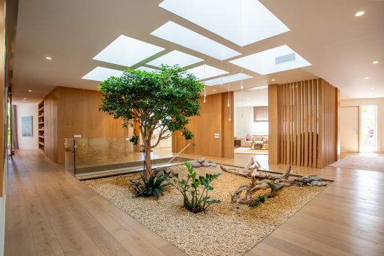 Fotografía de salón de diseño en Barcelona con líneas rectas perfectas y luz natural, obra de un fotógrafo de arquitectura profesional.